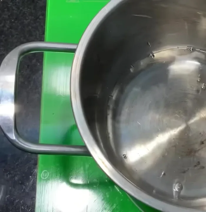 Đun sôi 130 gam nước lọc.