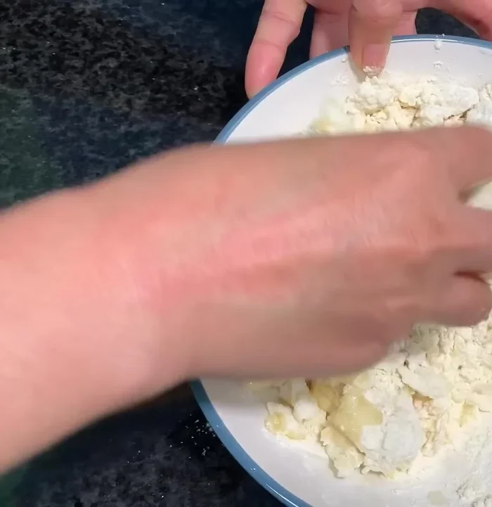 Thêm 10 gam dầu ăn vào hỗn hợp bột, nhào kỹ đến khi bột mịn, không dính tay và tô.