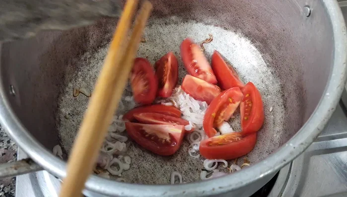 Cho cà chua vào chảo, thêm 1 thìa cà phê muối và một chút nước lọc (để cà chua không bị cháy). Đun đến khi cà chua nhuyễn.
