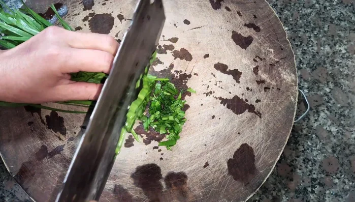Rửa sạch hẹ, thái nhỏ. Thái nhỏ hành củ.