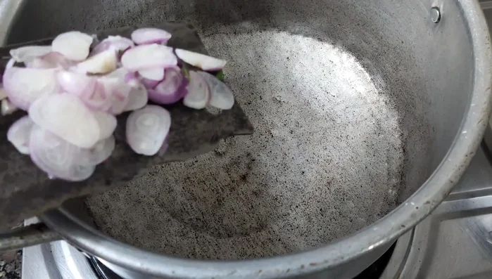 Bắc chảo lên bếp, cho 1 thìa dầu ăn vào. Khi dầu nóng, cho hành củ đã thái nhỏ vào phi thơm (đun lửa vừa để hành không bị cháy).