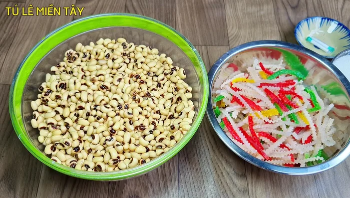 Ngâm đậu trắng với nước 8 tiếng cho nở (17.779). Rửa sạch.