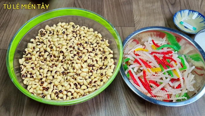 Ngâm bột khoai màu với nước 2 tiếng cho nở (40.5).