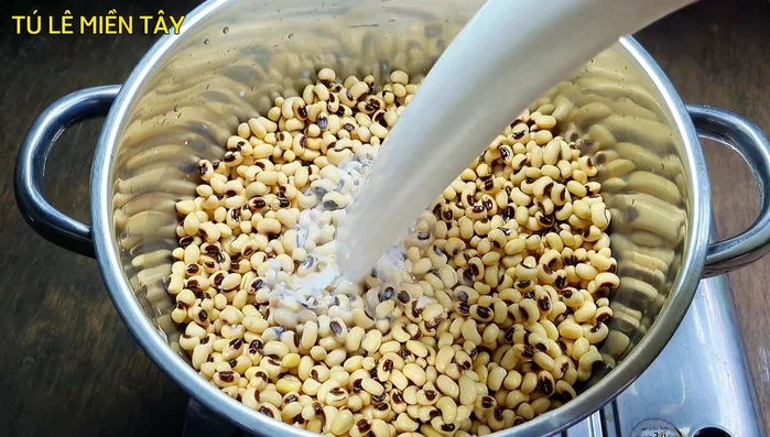 Cho đậu trắng, nước cốt dừa dão, muối vào nồi (61.82).