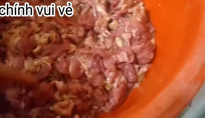 Ướp thịt ngựa với gia vị (dầu hào, hạt nêm, nước mắm). Thái thịt ngựa thật mỏng.