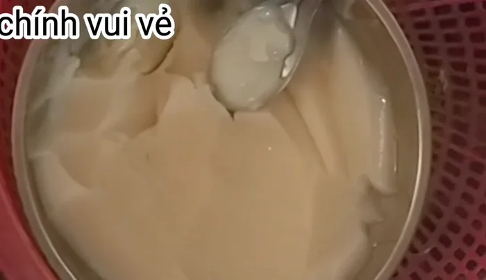 Cho mỡ lợn vào chảo đun nóng.