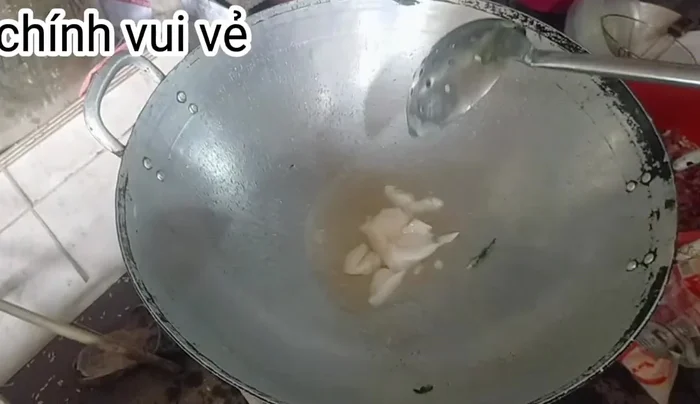 Cho thịt ngựa vào xào, đến khi thịt chín vàng.