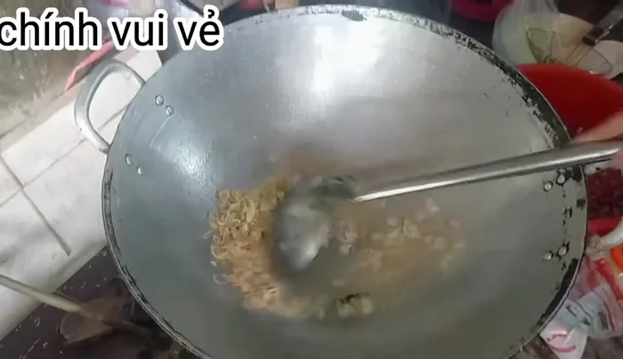 Cho rau răm, xả vào xào cùng.
