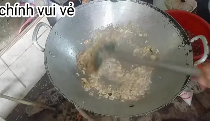 Nêm nếm gia vị cho vừa ăn.