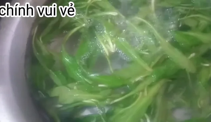 Rửa sạch các loại rau thơm (rau răm, xả) và các loại gia vị.