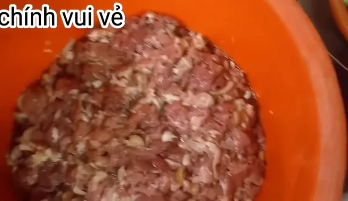 Thái nhỏ rau răm, xả, tỏi, hành.