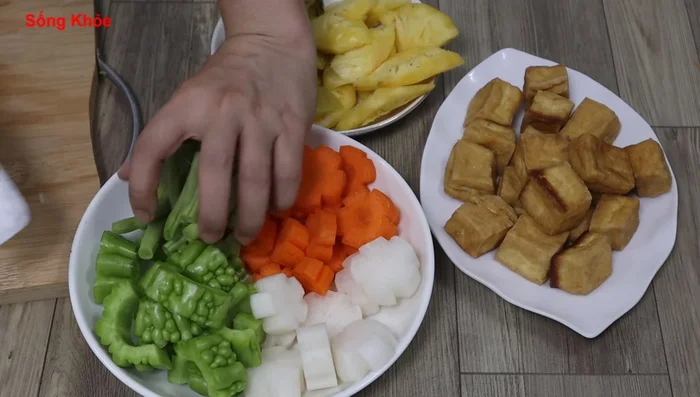 Cắt đậu que và đậu bắp thành khúc vừa ăn.