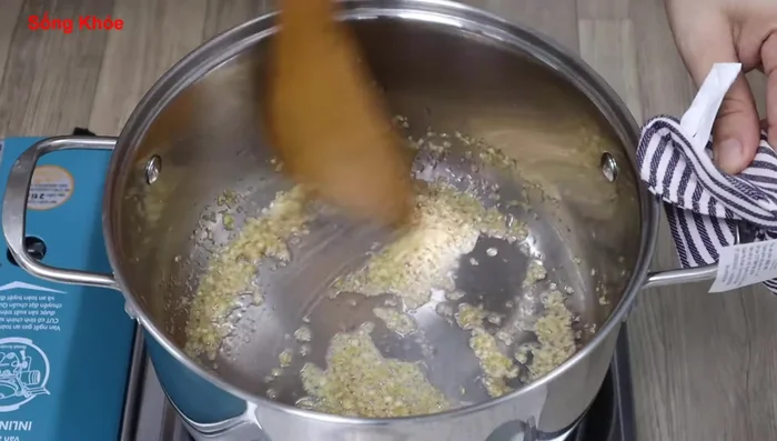 Phi thơm sả và hành tím, sau đó phi khóm cho thơm.