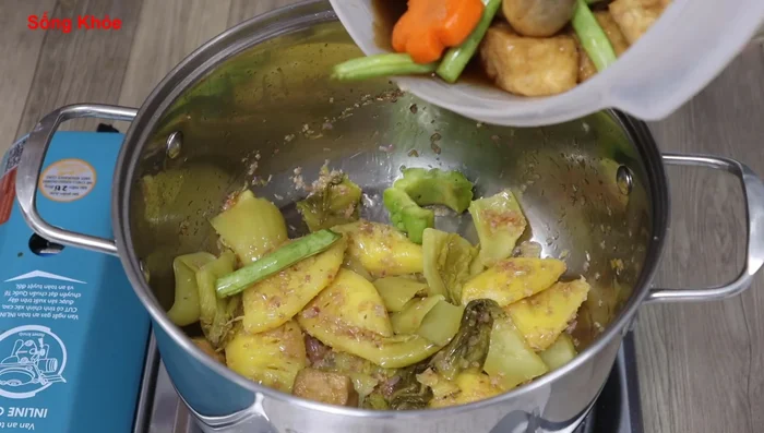 Cho cải chua, rau củ đã ướp vào xào.