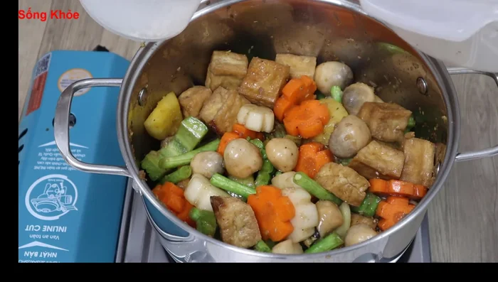 Đổ nước gia vị ướp rau củ vào, thêm nước dừa. (Nếu không dùng nước dừa, dùng nước lọc và tăng lượng đường).