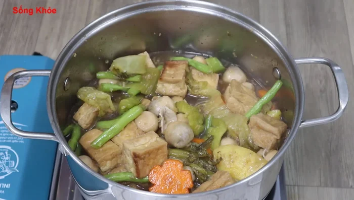 Kho rau củ sôi 5 phút, cho cà tím và đậu bắp vào kho tiếp.