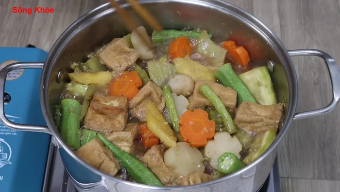 Kho đến khi đậu bắp và cà tím chín mềm, tắt bếp. Thêm tiêu xay.