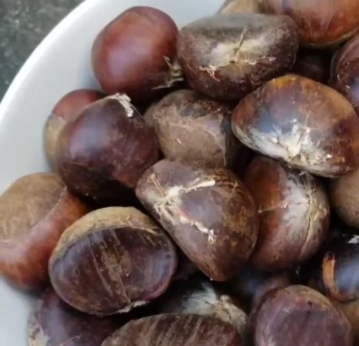 Nướng hạt dẻ bằng nồi chiên không dầu ở 160°C trong 10 phút. Hoặc rang trên chảo dày với lửa nhỏ khoảng 10-12 phút.
