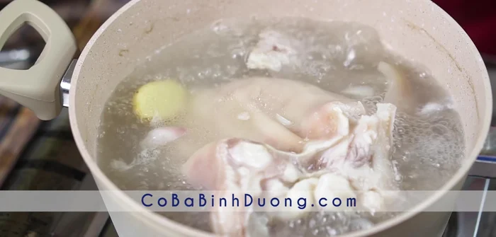Kiểm tra tai heo: Sau 20-30 phút luộc, dùng đũa xiên thử, nếu dễ dàng xiên qua là chín. Vớt ra, cho ngay vào nước đá để nguội, ráo nước.