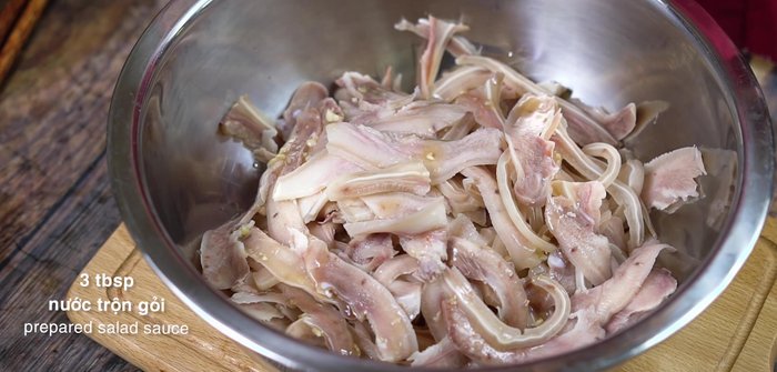 Trộn gỏi: Cho thịt vào thau lớn, thêm 3 muỗng canh nước trộn gỏi, trộn đều, chờ 10 phút. Thêm rau củ, ớt sừng, 1 muỗng canh nước trộn gỏi, trộn đều. Nêm nếm tùy thích. Cho hành tây và hành phi vào cuối cùng.