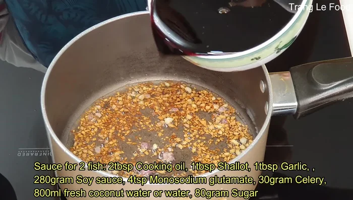Làm nước sốt: Phi thơm hành tím và tỏi, cho nước tương, bột ngọt, tiêu, nước dừa tươi, đường, cần tây vào. Nấu lửa riu riu 5 phút, tắt bếp.
