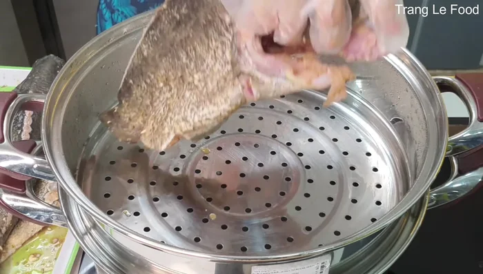 Hấp cá: Quét dầu ăn vào xửng hấp. Xếp cá vào xửng, hấp 10 phút với lửa nhỏ vừa, sau đó tắt bếp và để thêm 10 phút nữa mới lấy cá ra.