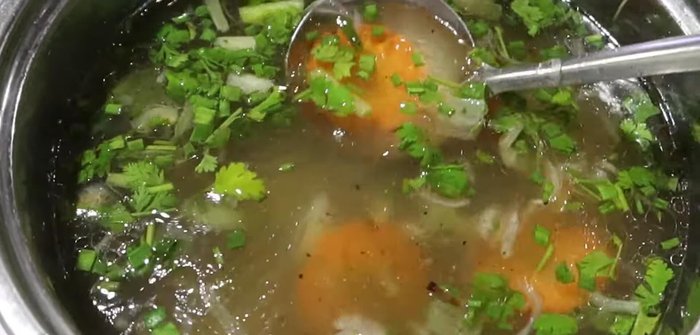 Chuẩn bị nước lẩu: Phi thơm hành tím, cho cà rốt, tiêu, hành lá, ngò rí vào xào. Thêm thơm, khổ qua, nấm kim châm, nấm hương vào.