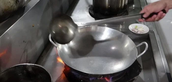 Nấu nước lẩu: Cho nước vào nồi, đun sôi. Thêm đường, bột ngọt, nước mắm, xương ống heo (nếu có). Nêm nếm gia vị cho vừa ăn.