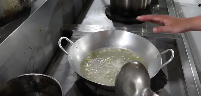 Tắt bếp, thêm dầu mè vào nước lẩu.