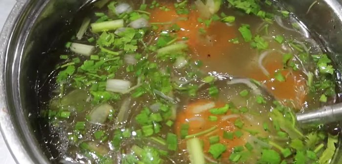 Trình bày: Cho nước lẩu vào nồi lẩu, xếp cá thác lác, khổ qua, các loại nấm lên trên.