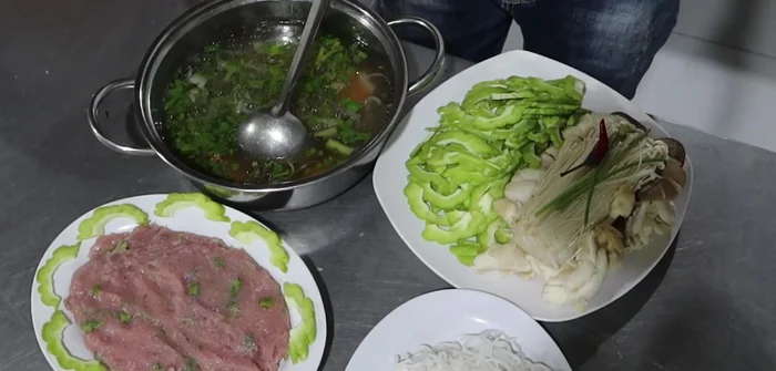 Thưởng thức: Ăn kèm với bún và nước chấm (nước mắm pha chế).