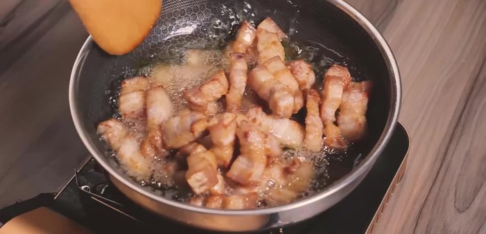 Vớt thịt ra để ráo dầu.