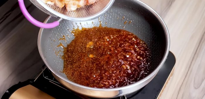 Cho thịt đã chiên vào chảo, áo đều nước sốt. Đun nhỏ lửa, đảo đều để thịt ngấm gia vị.
