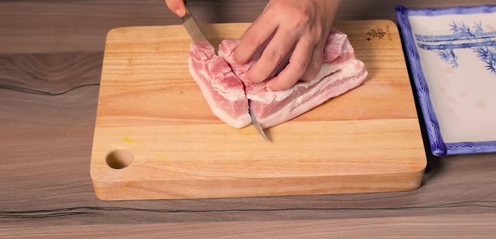 Rửa sạch thịt ba chỉ, cắt thành từng miếng vừa ăn (khoảng 1cm). Nếu không thích ăn mỡ, có thể dùng thịt nạc dăm. Nếu không thích ăn da, có thể loại bỏ phần da.
