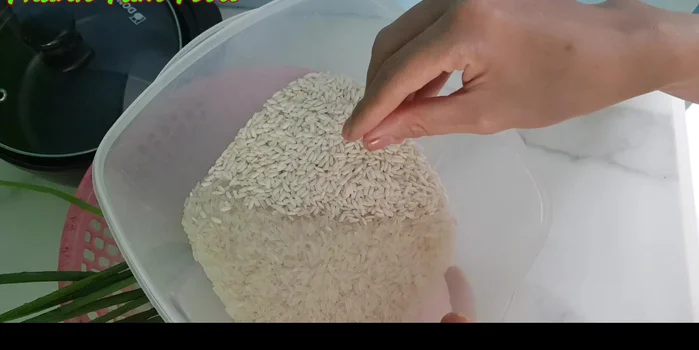 Rửa sạch gạo tẻ và gạo nếp, để ráo.