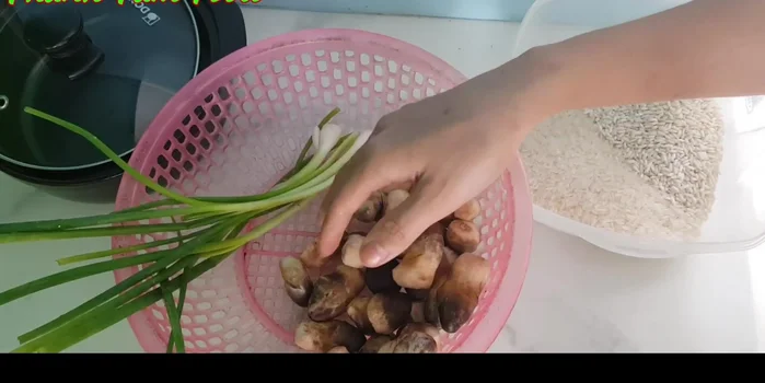 Rửa sạch nấm rơm, cắt đôi và xào sơ qua với dầu.