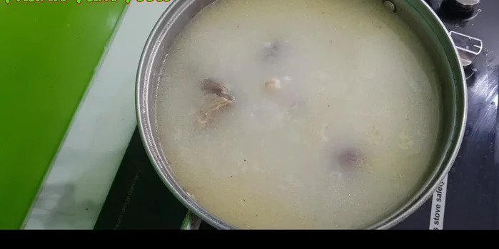 Cho gạo vào nồi nước hầm sườn, nấu khoảng 30 phút, thỉnh thoảng khuấy đều.