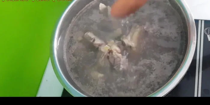 Vớt sườn ra, rửa lại bằng nước ấm cho sạch.