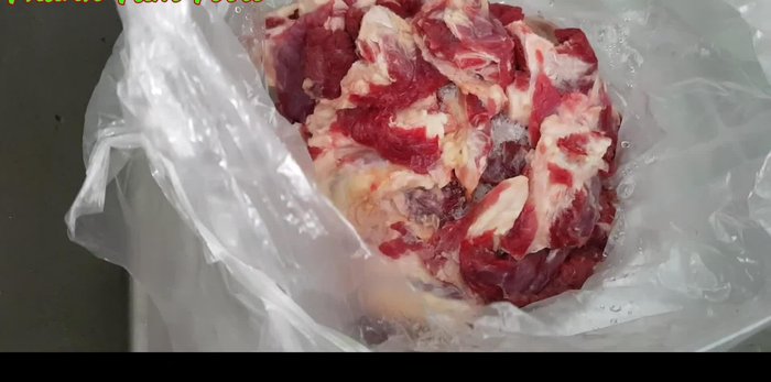 Rửa sạch sườn bò, luộc sơ qua nước sôi để khử mùi và loại bỏ máu thừa.