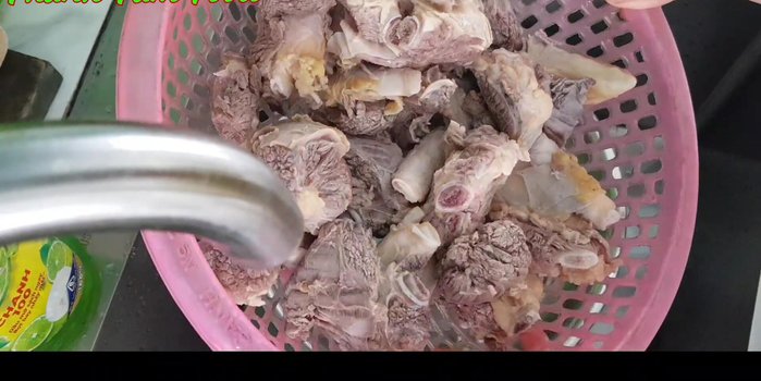 Cho sườn vào nồi nước, hầm khoảng 1 tiếng cho sườn mềm.