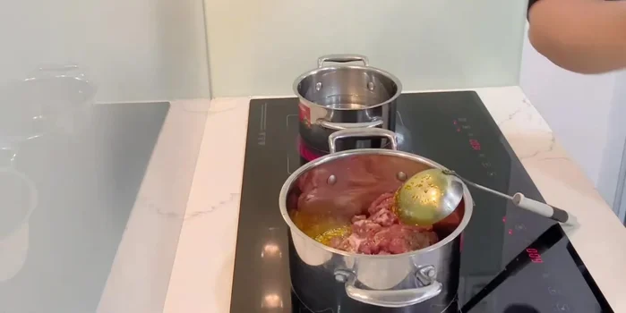 Thêm thịt bò ướp vào xào cho săn.