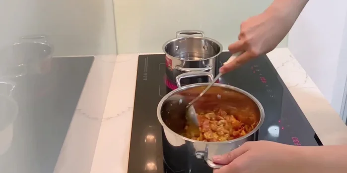 Đổ nước vào nồi, cho phần thịt bò đã xào vào. Nêm nếm gia vị cho vừa ăn.