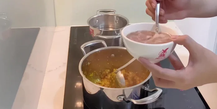 Thêm mắm ruốc Huế (đã pha với nước nguội), hành tây nướng, sả nướng vào nồi nước dùng. Đun sôi.