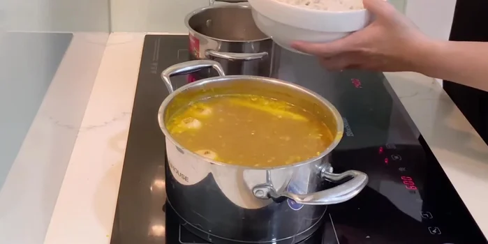 Trụng bún cho mềm.