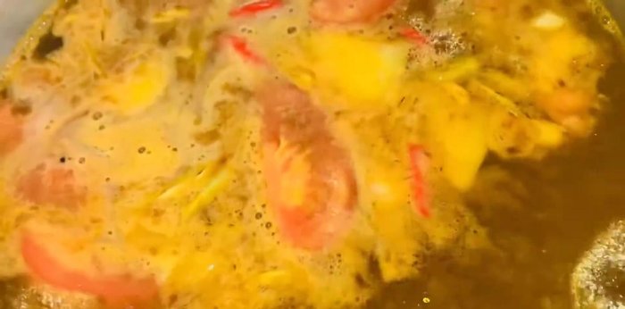 Nấu canh chua: Cho đầu, đuôi cá, thơm, cà, măng chua, dưa giá, gia vị nấu lẩu hải sản vào nồi (108.079)