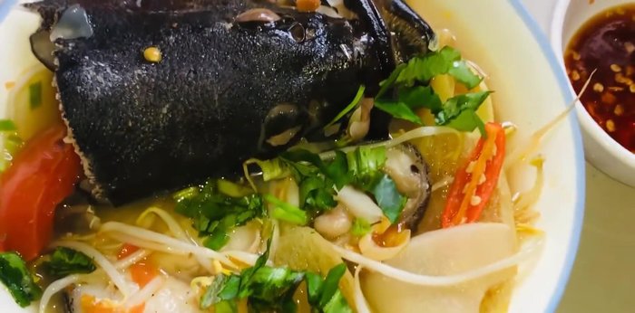 Nêm nếm canh chua cho vừa ăn. Thêm rau thơm (170.28)