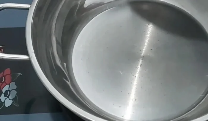 Cho nước hầm xương vào nồi, đun sôi.