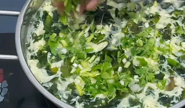 Nêm nếm gia vị (muối, tiêu) cho vừa ăn. Thêm hành lá, rau mùi thái nhỏ.