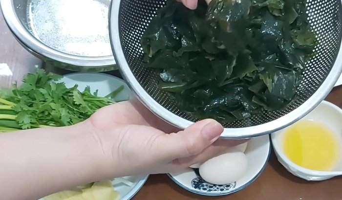 Ngâm rong biển khô với nước lạnh 15 phút cho nở mềm, sau đó rửa sạch, vớt ra để ráo và cắt nhỏ.