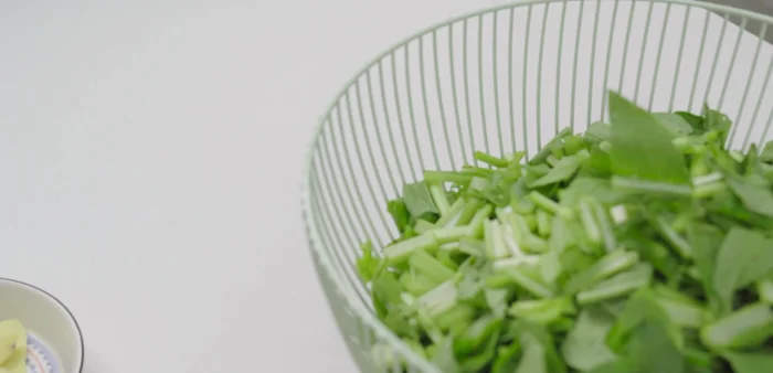 Rửa sạch ngao sau khi ngâm (97.18).